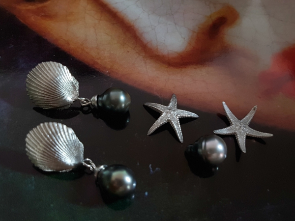 Atelier Solstice – Boucles d'oreilles en argent 925 et perles baroques de Tahiti.