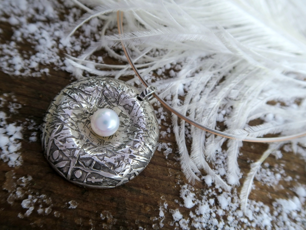 Atelier Solstice – Pendentif forgé rond en argent 925 avec perle.