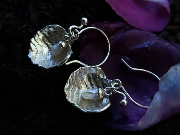 Atelier Solstice – Boucles d’oreilles en argent «Pétales» et perles d’eau douce.