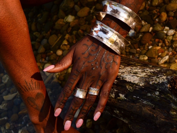 Atelier Solstice – Bracelet concave en argent et or jaune.