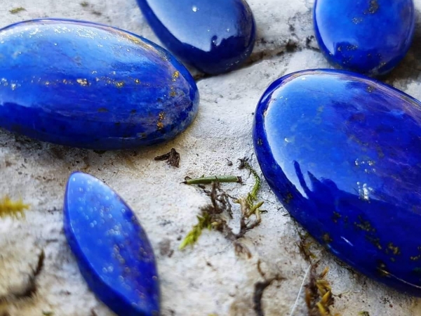 Atelier Solstice – Cabochons de lapis lazuli.