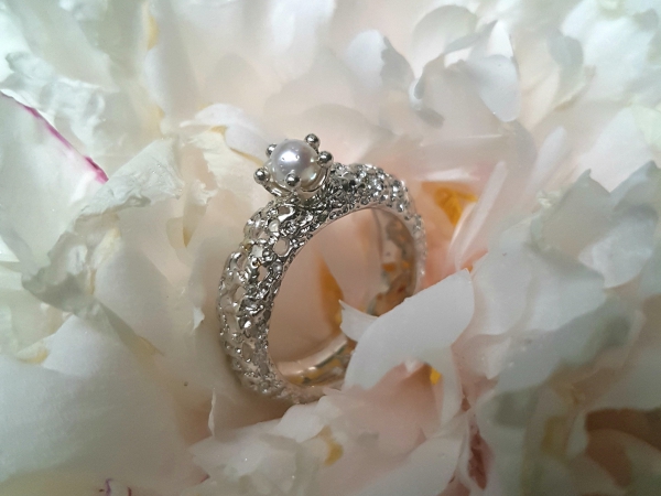Atelier Solstice – Anneau bombé ajouré en argent 925 6 mm et perle de culture.