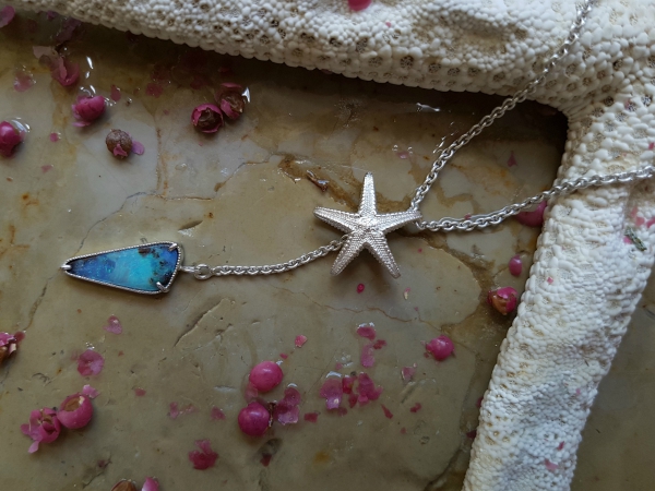 Atelier Solstice – Pendentif étoile de mer en argent 925 et Opale Boulder d’Australie.