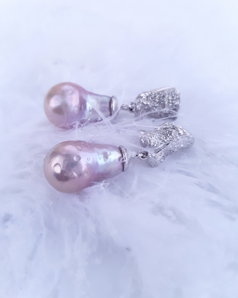 Atelier Solstice – Boucles d'oreilles en argent 925 et perles baroques roses.