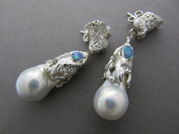 Atelier Solstice – Boucles d'oreilles en argent 925, perles baroques et opales Boulder d'Australie.
