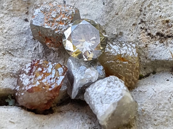 Atelier Solstice – Diamant brut ou taillé.