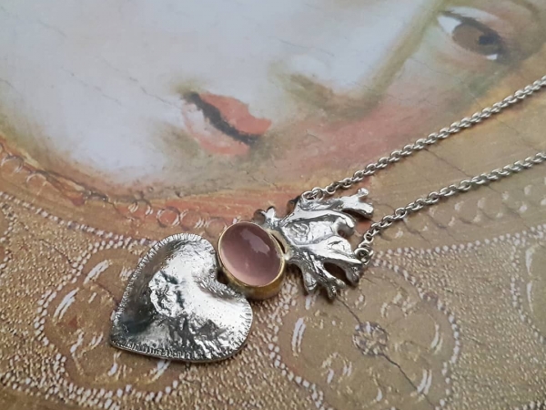 Atelier Solstice – Pendentif sacré coeur de Marie Argent 925 et quartz rose