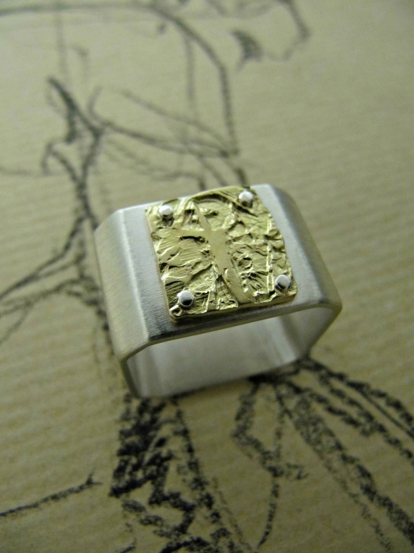 Atelier Solstice – Bague carrée en argent et plaquette forgée en or jaune.