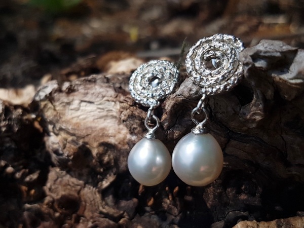 Atelier Solstice – Boucles d'oreilles spirales en argent 925 avec perles des mers du Sud, gouttes.