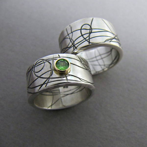 Atelier Solstice – Alliances lignées en argent, or jaune et Tourmaline verte.