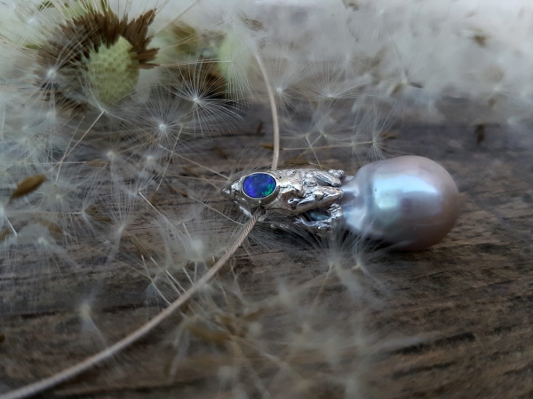 Atelier Solstice – Pendentif en argent 925, perles baroques et opales Boulder d'Australie.