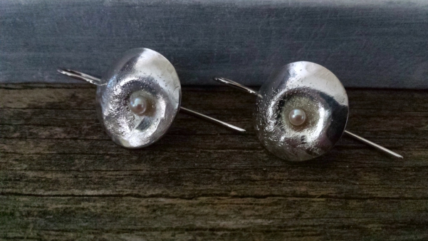 Atelier Solstice – Boucles d’oreilles «Pleine Lune» en argent et perles de culture.
