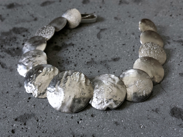 Atelier Solstice – Bracelet articulé «Pleine Lune» en argent, réticule.