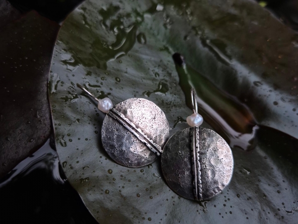 Atelier Solstice-Origines-Boucles d'oreilles rondes en argent 925 et perles d'eau douce. 