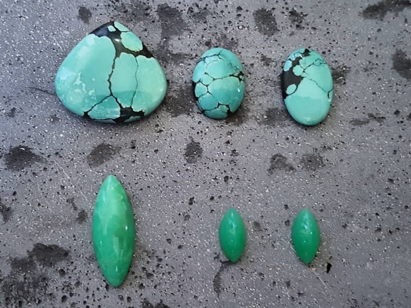 Atelier Solstice – Cabochons de turquoise et chrysoprase.