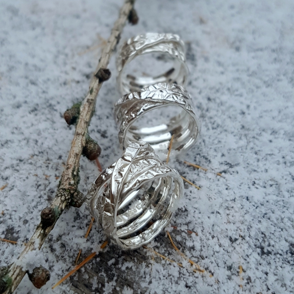 Atelier Solstice – Anneau forgé croisé en argent 925.