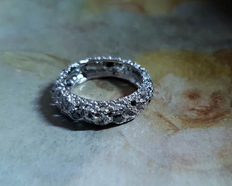 Anneau bombé «Cocon» et diamant noir