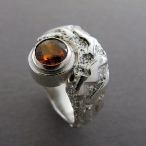 Bague avec motifs et grenat