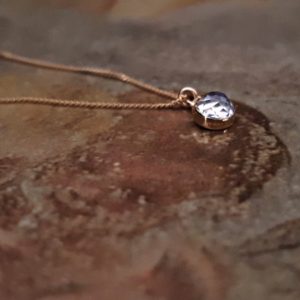 Pendentif or et pierre de lune