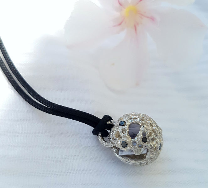Pendentif à secrets «Cocon» diamant noir