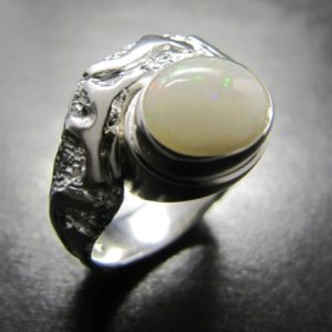 Bague avec motifs et opale blanche