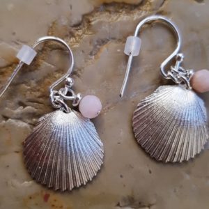 Boucles d’oreilles coquillages et opale rose