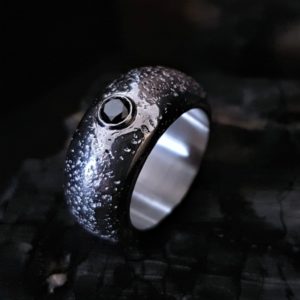 Anneau bombé et diamant noir
