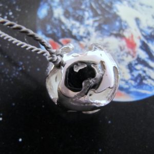 Pendentif «La Terre nous aime»
