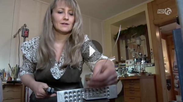 Dix ans de bijoux et toujours une âme ancestrale. Reportage du 6 décembre 2018 sur Canal Alpha.