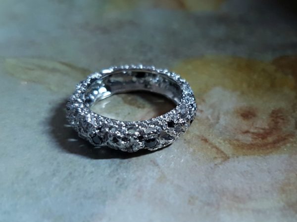 Anneau bombé «Cocon» et diamant noir