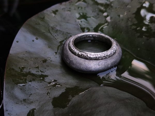 Bague bombée avec textures