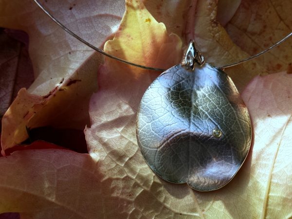 bien-etre-vegetal-pendentif-diamant-jaune-feuille.jpg