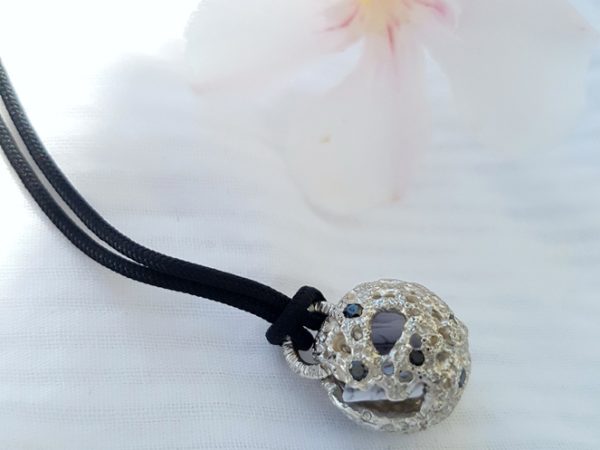 Pendentif à secrets «Cocon» diamant noir