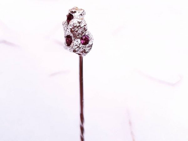 Épingle pépite argent et grenat rhodolite