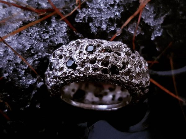 Anneau bombé «Cocon» 10.5 mm et diamant noir