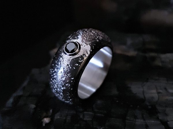 Anneau bombé et diamant noir