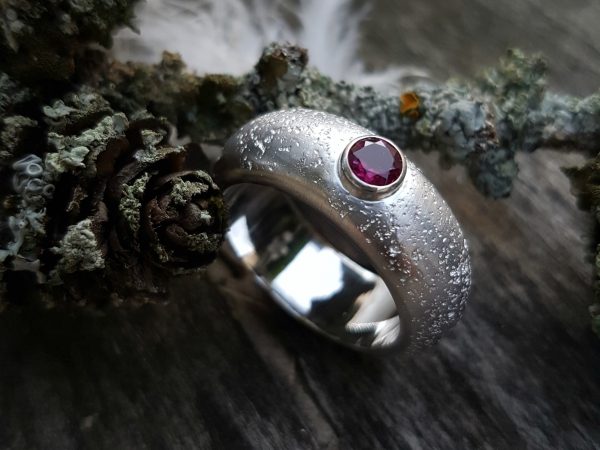 Anneau bombé et tourmaline rose