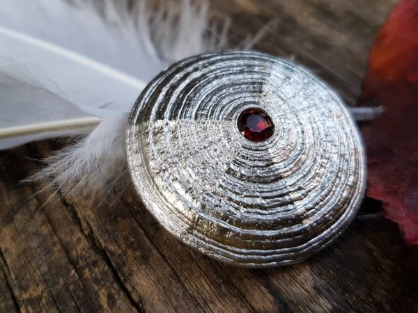 Objet sacré en argent avec grenat rouge