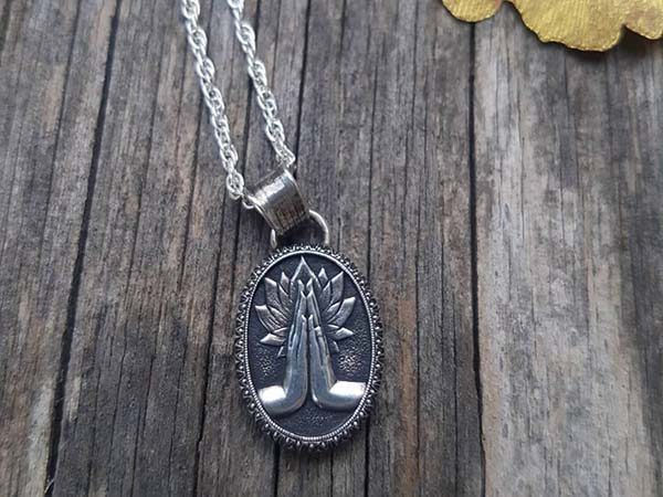 Pendentif Añjali Mudrâ en argent - Namasté
