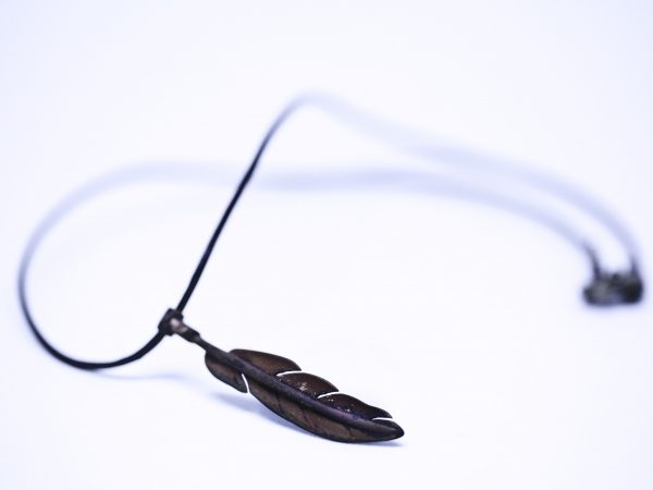 Pendentif plume en bronze